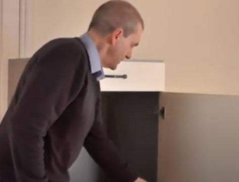 How to fit kitchen doors